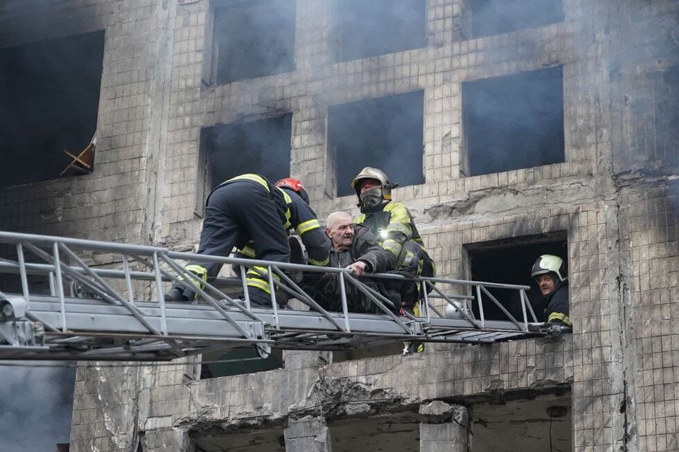 Двое погибших, 16 раненых, поврежденные дома, сожженный транспорт. Последствия обстрела Киева. Фоторепортаж 4