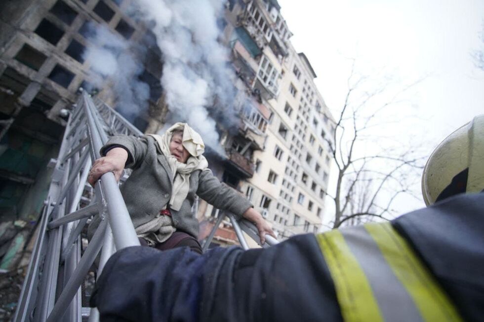 Двое погибших, 16 раненых, поврежденные дома, сожженный транспорт. Последствия обстрела Киева. Фоторепортаж 5