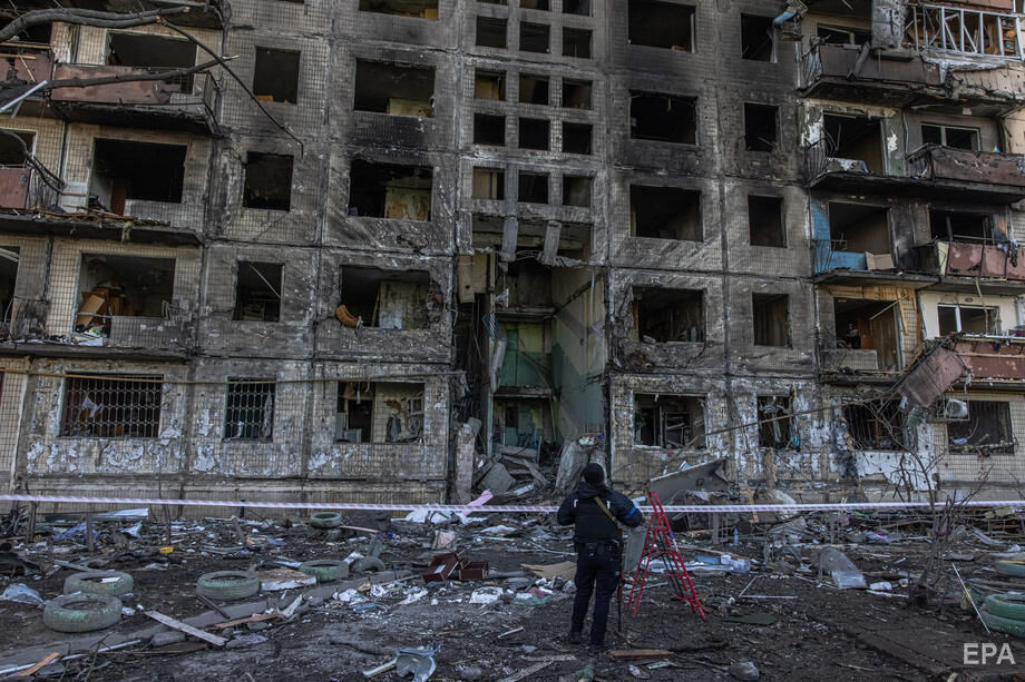 Двое погибших, 16 раненых, поврежденные дома, сожженный транспорт. Последствия обстрела Киева. Фоторепортаж 6