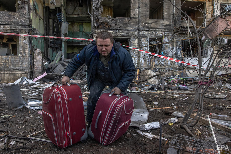 Двое погибших, 16 раненых, поврежденные дома, сожженный транспорт. Последствия обстрела Киева. Фоторепортаж 8