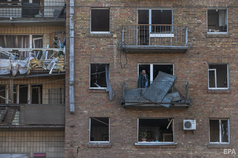 Двое погибших, 16 раненых, поврежденные дома, сожженный транспорт. Последствия обстрела Киева. Фоторепортаж 14