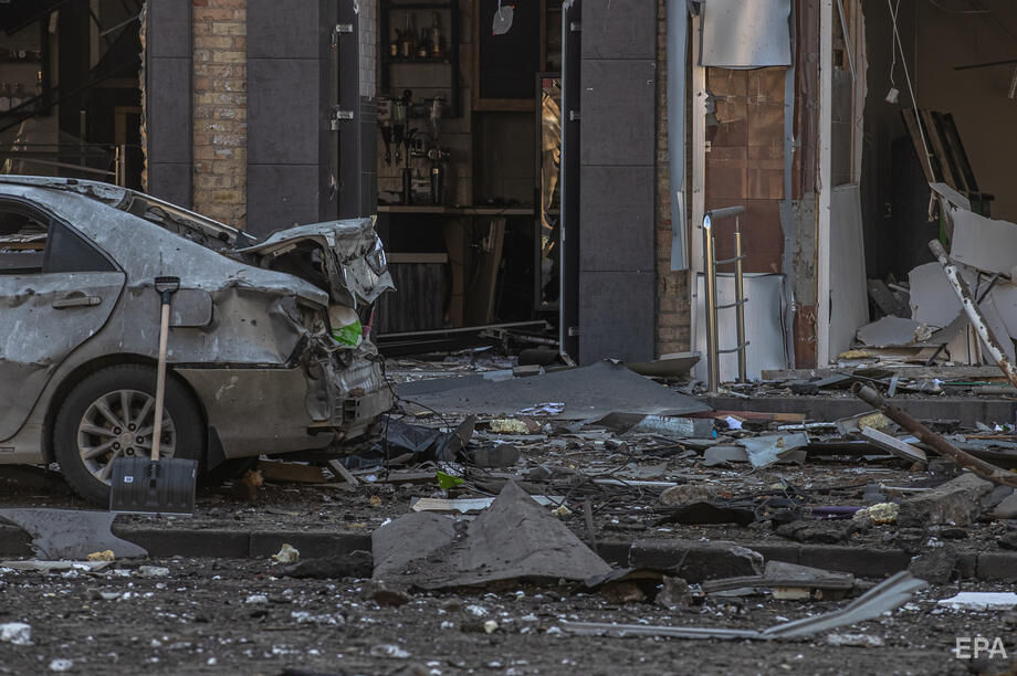 Двое погибших, 16 раненых, поврежденные дома, сожженный транспорт. Последствия обстрела Киева. Фоторепортаж 15