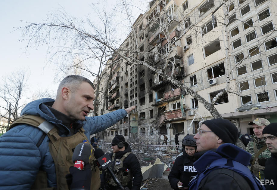 Двое погибших, 16 раненых, поврежденные дома, сожженный транспорт. Последствия обстрела Киева. Фоторепортаж 9