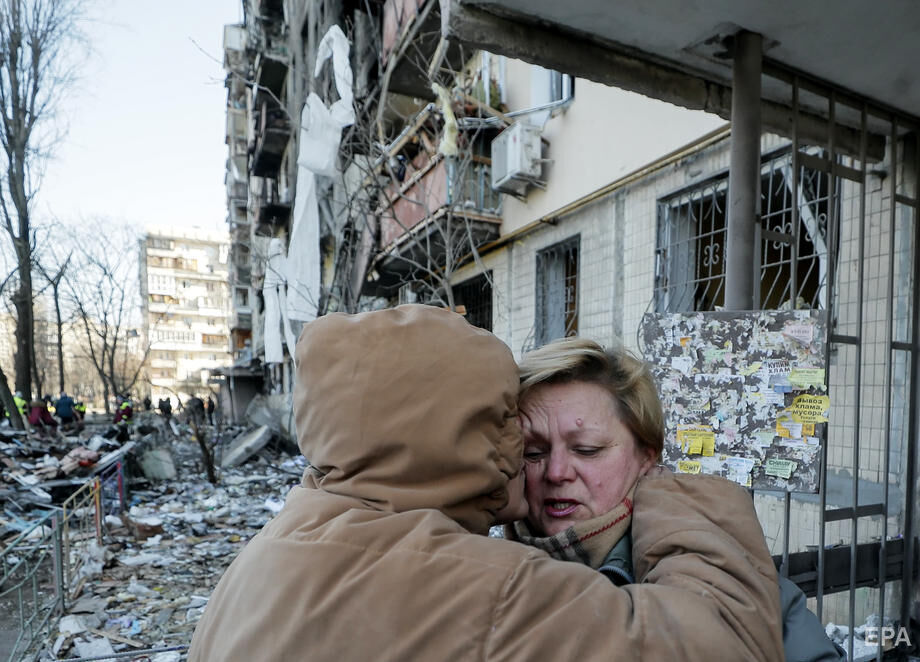 Двое погибших, 16 раненых, поврежденные дома, сожженный транспорт. Последствия обстрела Киева. Фоторепортаж 12