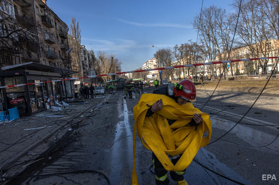 Двое погибших, 16 раненых, поврежденные дома, сожженный транспорт. Последствия обстрела Киева. Фоторепортаж 16