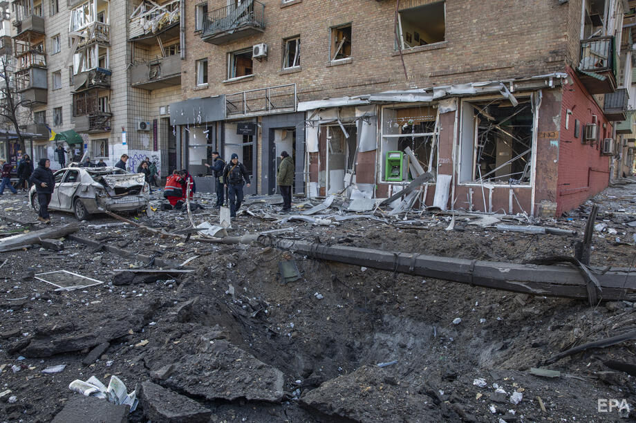 Двое погибших, 16 раненых, поврежденные дома, сожженный транспорт. Последствия обстрела Киева. Фоторепортаж 17
