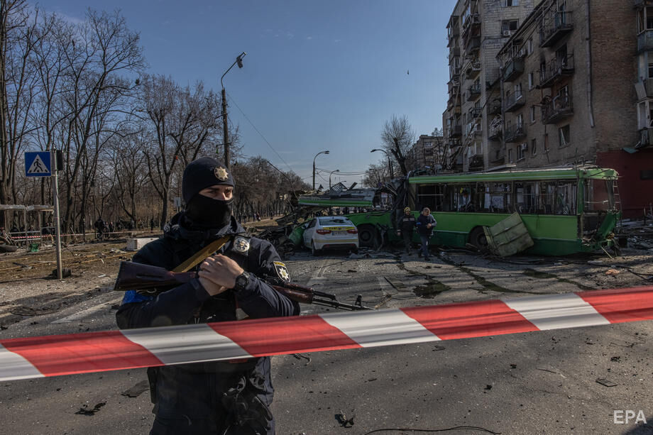 Двое погибших, 16 раненых, поврежденные дома, сожженный транспорт. Последствия обстрела Киева. Фоторепортаж 18