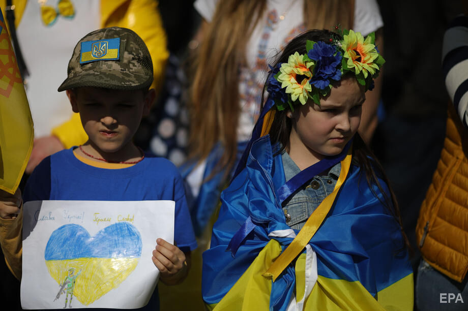 "Пліч-о-пліч у найтемніший час". Тисячі людей вийшли на підтримку України в Лондоні. Фоторепортаж 1