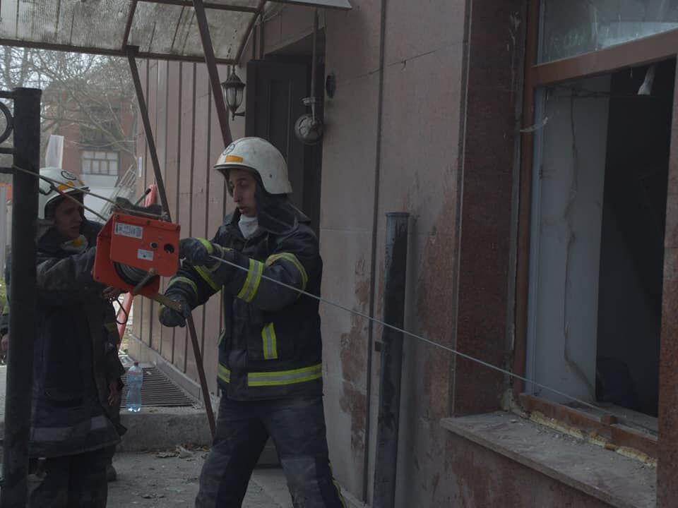 Число жертв удара по Николаеву возросло. Спасатели разбирают завалы здания ОГА. Фоторепортаж 7
