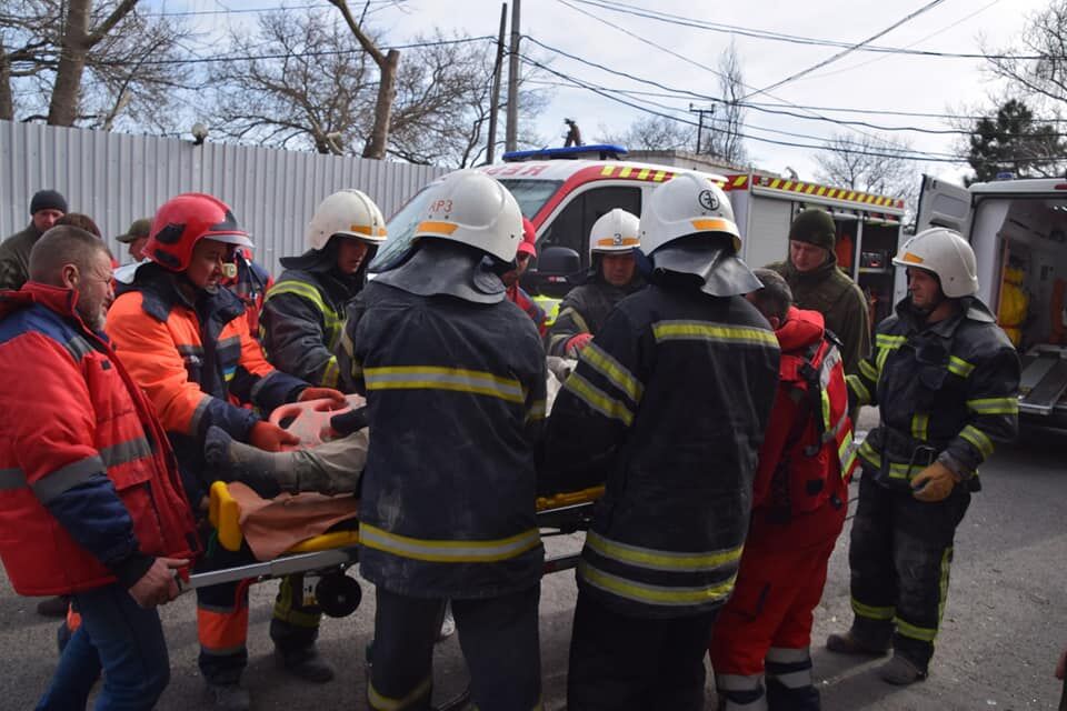 Число жертв удара по Николаеву возросло. Спасатели разбирают завалы здания ОГА. Фоторепортаж 2