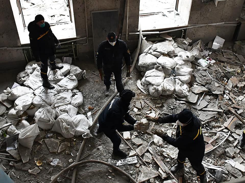 Число жертв удара по Николаеву возросло. Спасатели разбирают завалы здания ОГА. Фоторепортаж 3
