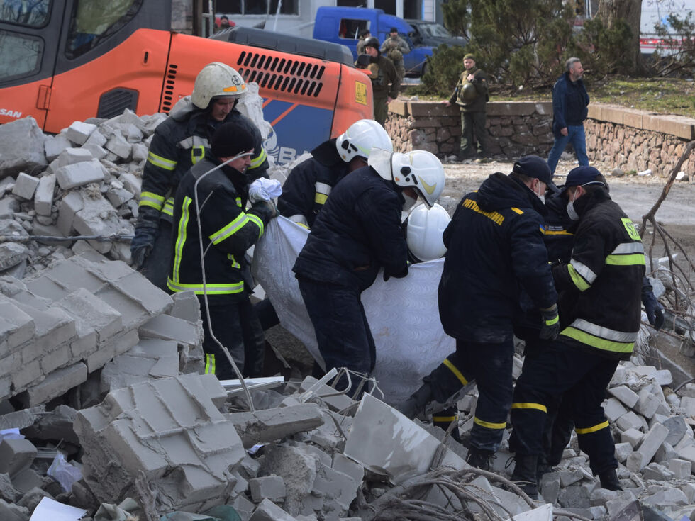 Число жертв удара по Николаеву возросло. Спасатели разбирают завалы здания ОГА. Фоторепортаж 9
