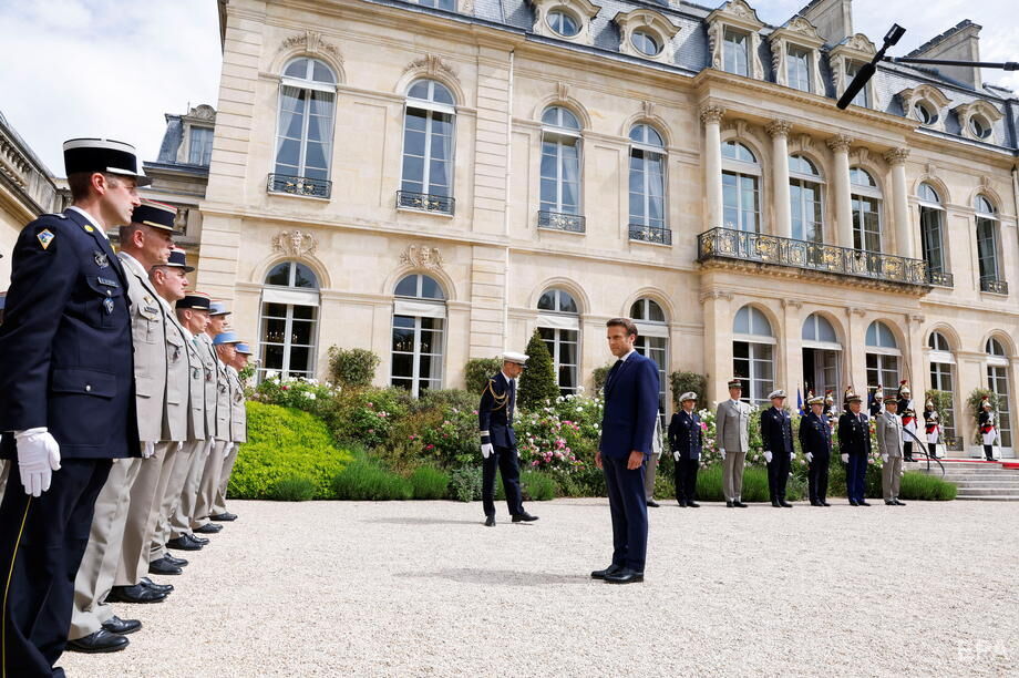 В Париже прошла инаугурация Макрона, переизбранного на второй срок. Фоторепортаж 12