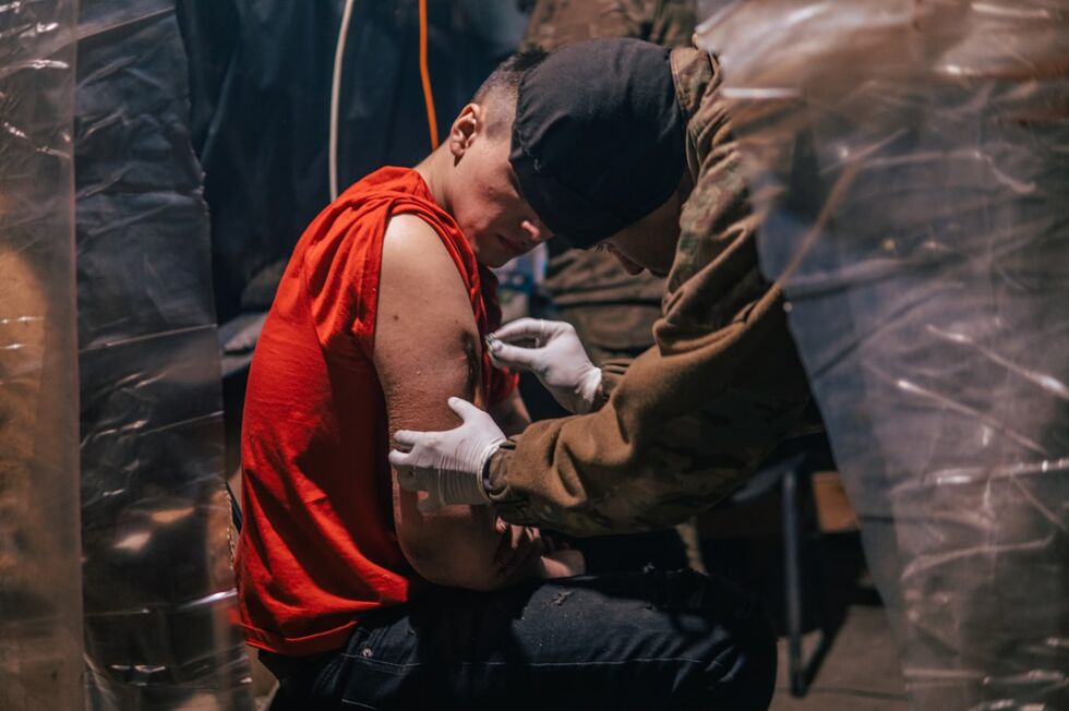 "Это самый болезненный фоторепортаж с "Азовстали". Полк "Азов" показал, в каких условиях находятся раненые защитники Мариуполя 6