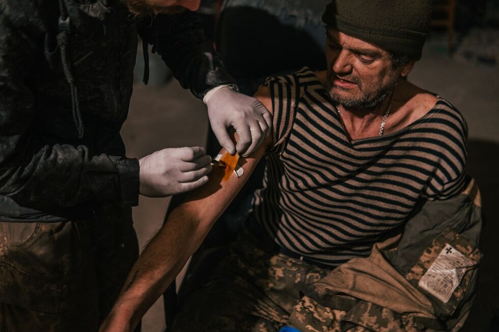 "Это самый болезненный фоторепортаж с "Азовстали". Полк "Азов" показал, в каких условиях находятся раненые защитники Мариуполя 10
