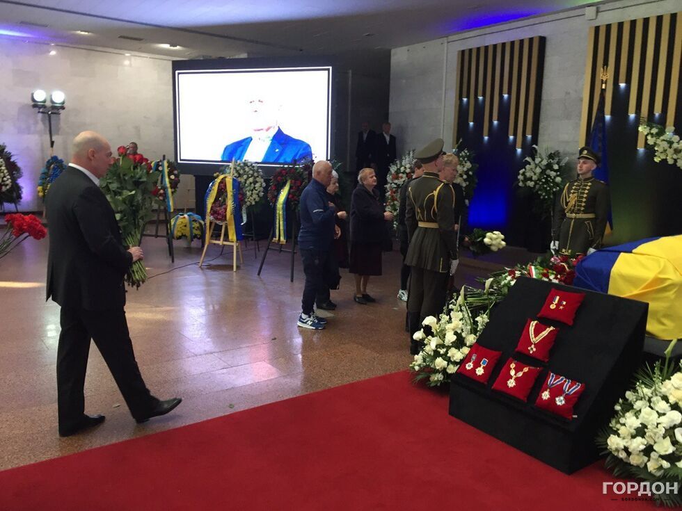 У Києві відбувається церемонія прощання з першим президентом Кравчуком. Фоторепортаж 2