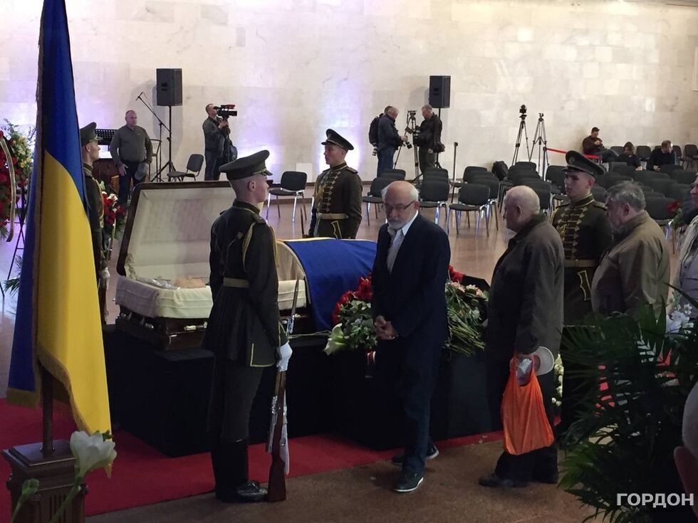 У Києві відбувається церемонія прощання з першим президентом Кравчуком. Фоторепортаж 4