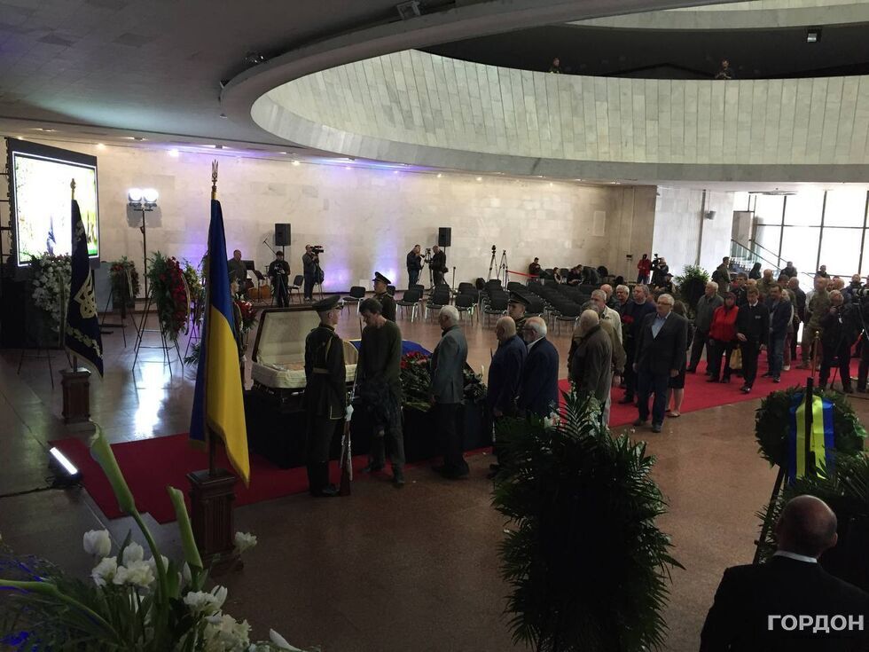 У Києві відбувається церемонія прощання з першим президентом Кравчуком. Фоторепортаж 5