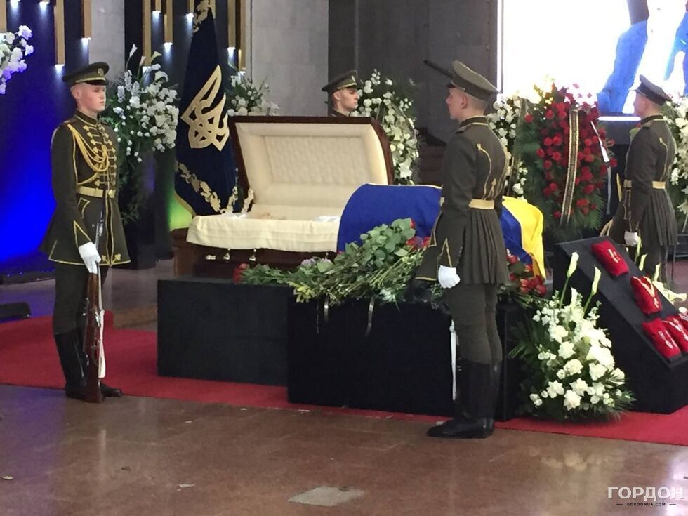 У Києві відбувається церемонія прощання з першим президентом Кравчуком. Фоторепортаж 6