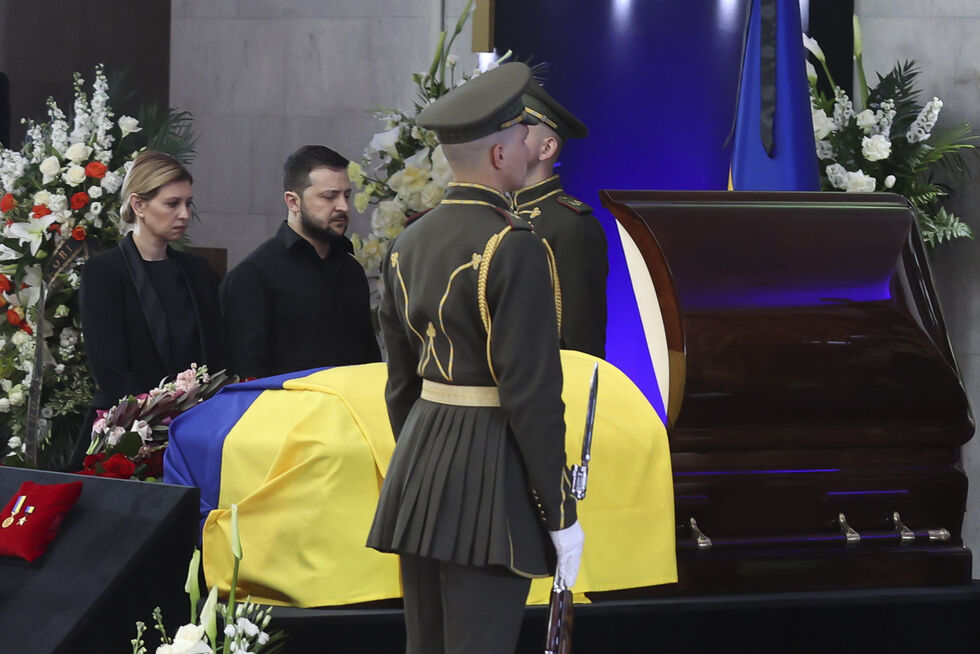 У Києві відбувається церемонія прощання з першим президентом Кравчуком. Фоторепортаж 9