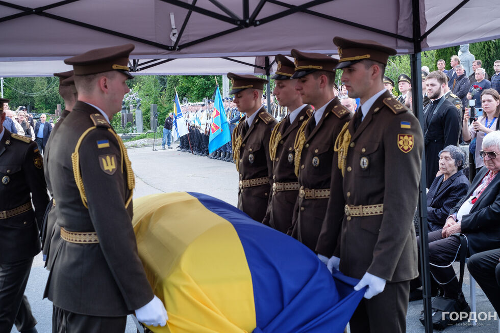У Києві відбувається церемонія прощання з першим президентом Кравчуком. Фоторепортаж 15