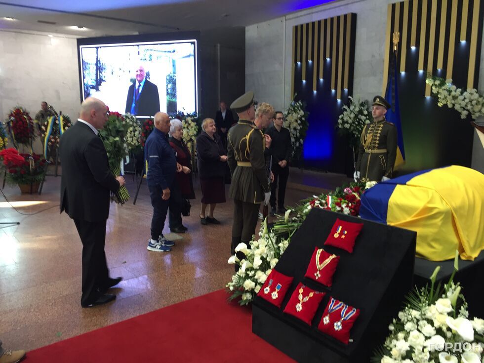 У Києві відбувається церемонія прощання з першим президентом Кравчуком. Фоторепортаж 11