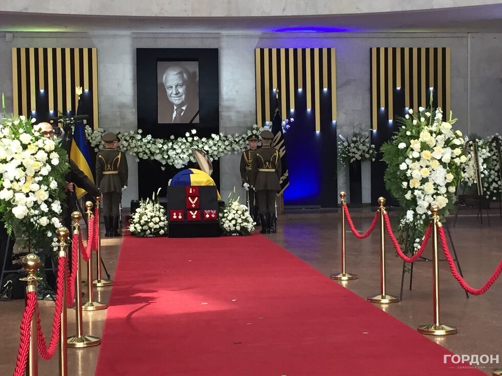 У Києві відбувається церемонія прощання з першим президентом Кравчуком. Фоторепортаж 8