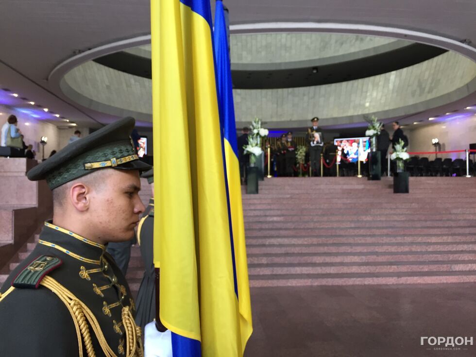 У Києві відбувається церемонія прощання з першим президентом Кравчуком. Фоторепортаж 13
