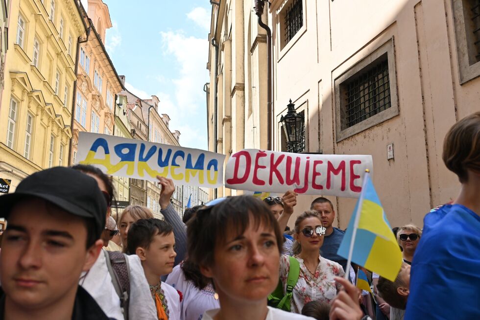 "Слава и мир Чехии!", "Слава ВСУ!" Тысячи украинцев вышли на парад вышиванок в Праге. Фоторепортаж 1