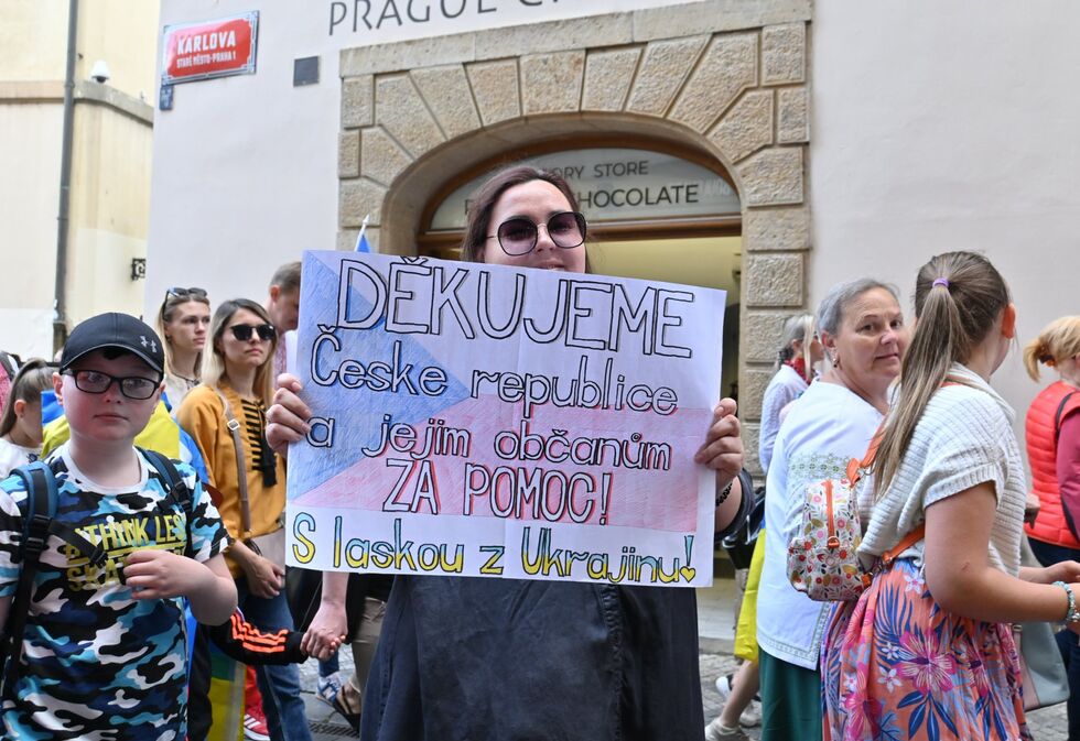 "Слава и мир Чехии!", "Слава ВСУ!" Тысячи украинцев вышли на парад вышиванок в Праге. Фоторепортаж 5