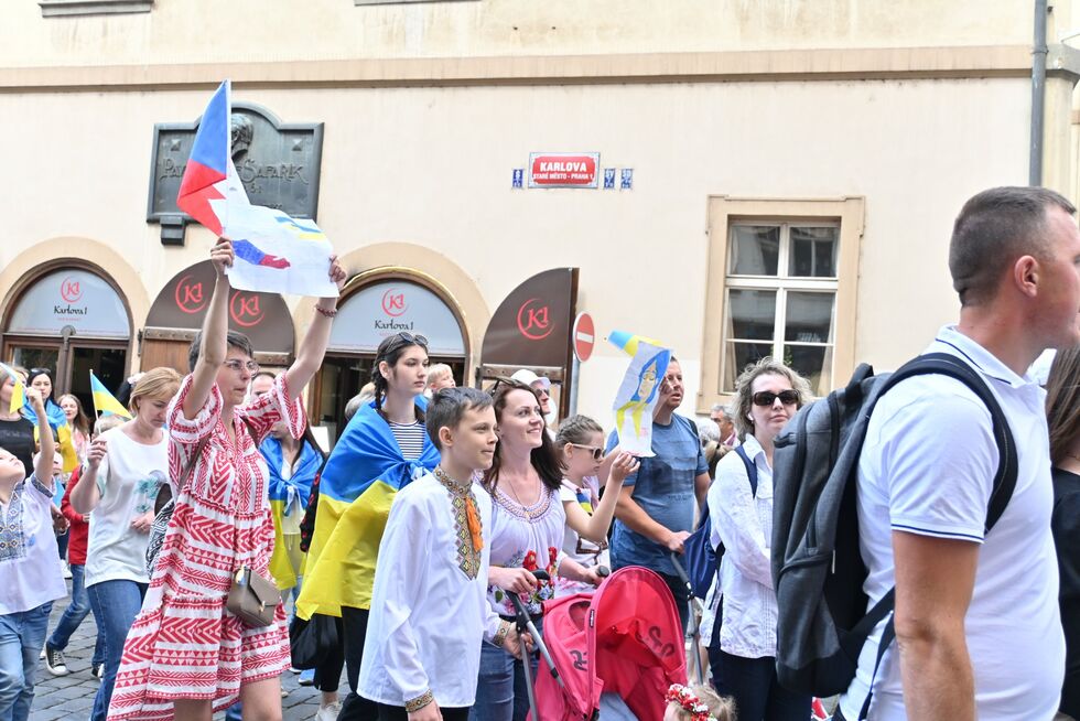 "Слава и мир Чехии!", "Слава ВСУ!" Тысячи украинцев вышли на парад вышиванок в Праге. Фоторепортаж 6