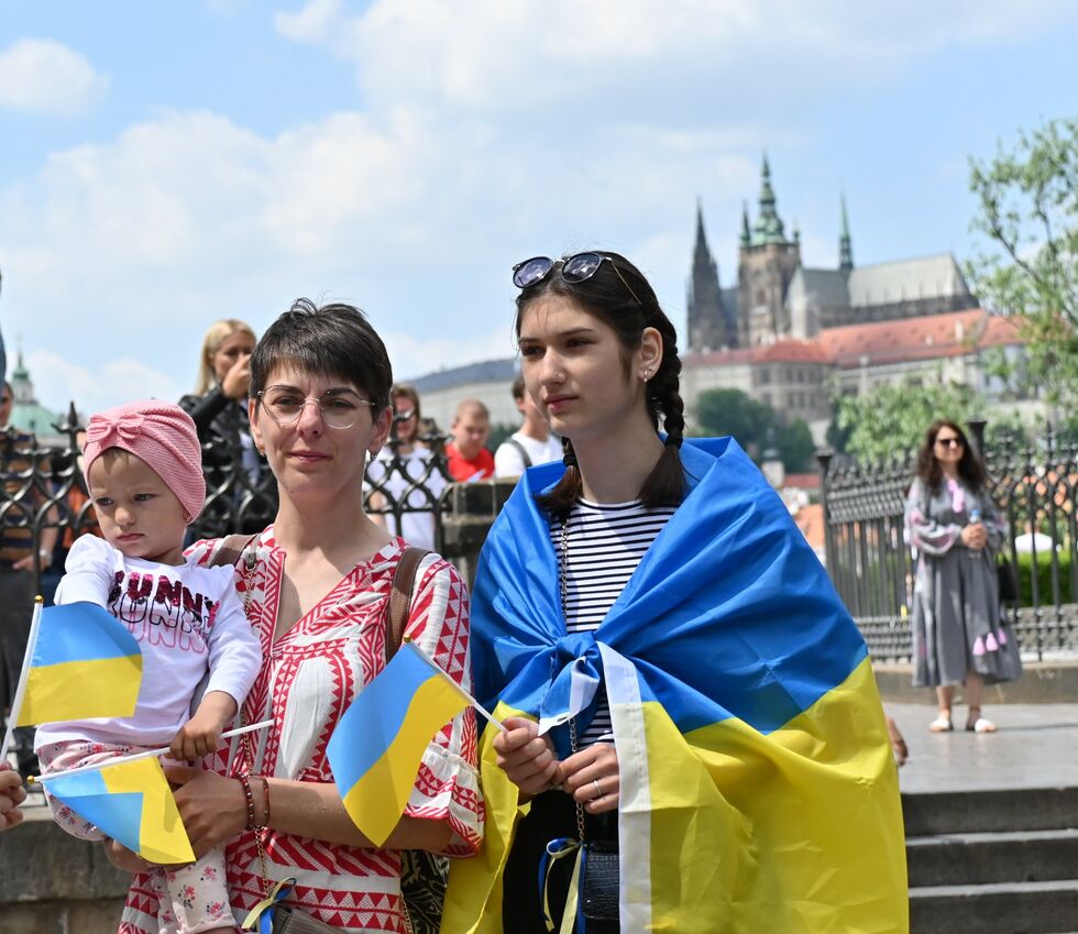 "Слава и мир Чехии!", "Слава ВСУ!" Тысячи украинцев вышли на парад вышиванок в Праге. Фоторепортаж 3