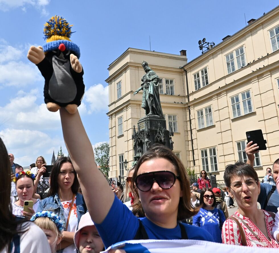 "Слава и мир Чехии!", "Слава ВСУ!" Тысячи украинцев вышли на парад вышиванок в Праге. Фоторепортаж 7