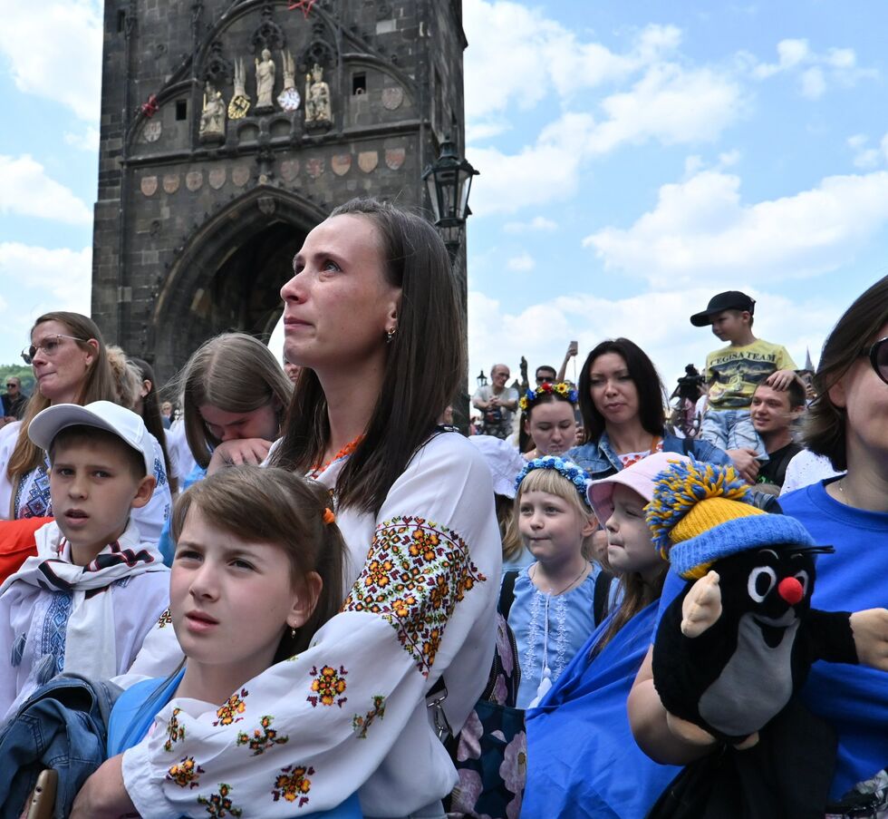 "Слава и мир Чехии!", "Слава ВСУ!" Тысячи украинцев вышли на парад вышиванок в Праге. Фоторепортаж 9