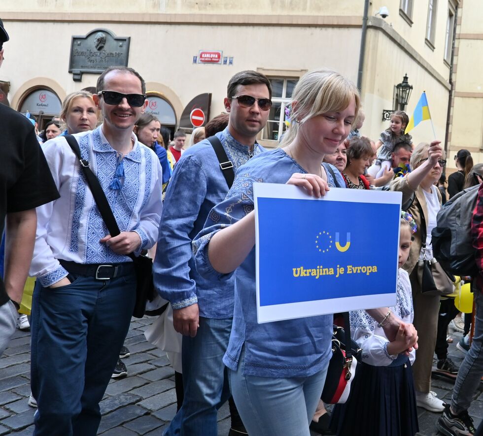 "Слава и мир Чехии!", "Слава ВСУ!" Тысячи украинцев вышли на парад вышиванок в Праге. Фоторепортаж 12