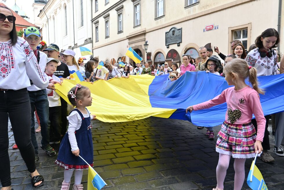 "Слава и мир Чехии!", "Слава ВСУ!" Тысячи украинцев вышли на парад вышиванок в Праге. Фоторепортаж 4