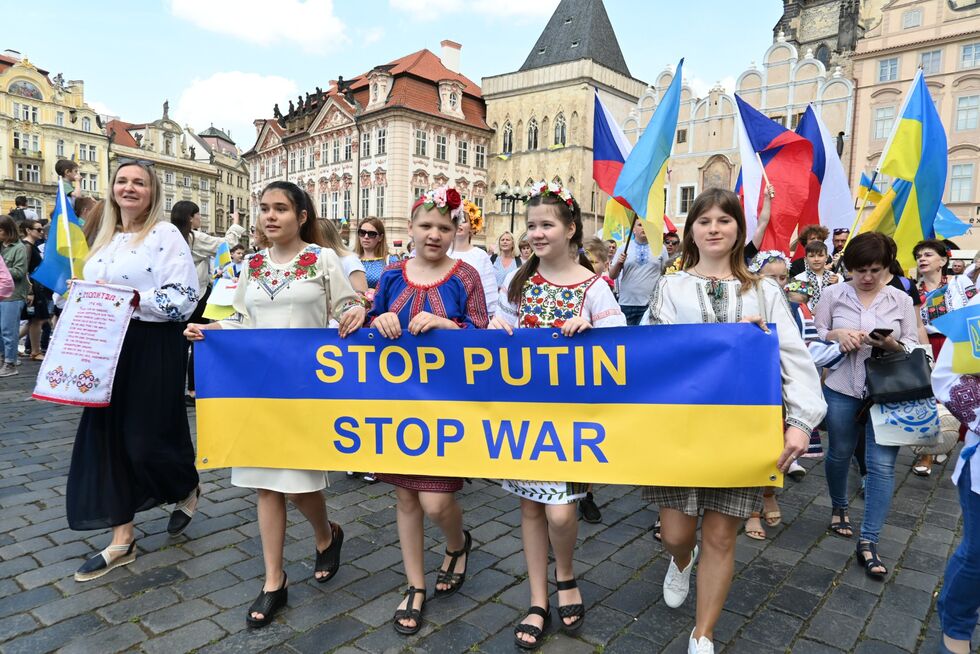 "Слава и мир Чехии!", "Слава ВСУ!" Тысячи украинцев вышли на парад вышиванок в Праге. Фоторепортаж 2