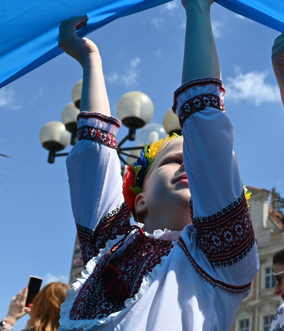 "Слава и мир Чехии!", "Слава ВСУ!" Тысячи украинцев вышли на парад вышиванок в Праге. Фоторепортаж 14