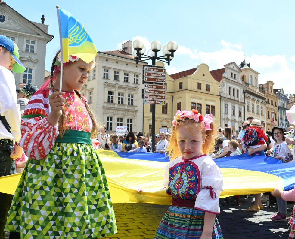 "Слава и мир Чехии!", "Слава ВСУ!" Тысячи украинцев вышли на парад вышиванок в Праге. Фоторепортаж 16