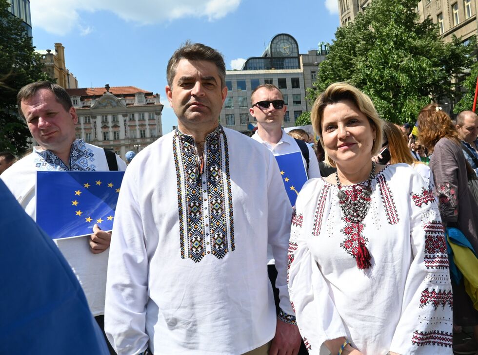 "Слава и мир Чехии!", "Слава ВСУ!" Тысячи украинцев вышли на парад вышиванок в Праге. Фоторепортаж 17