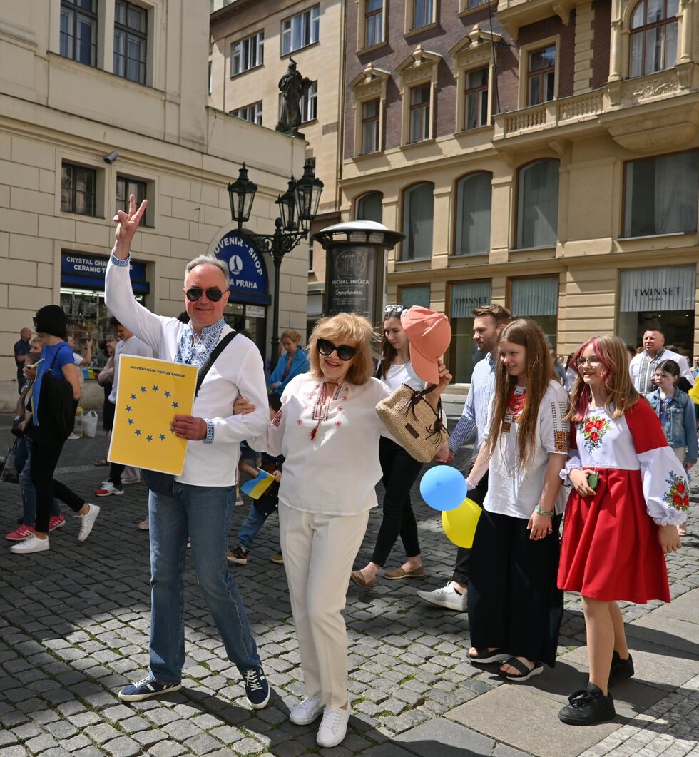 "Слава и мир Чехии!", "Слава ВСУ!" Тысячи украинцев вышли на парад вышиванок в Праге. Фоторепортаж 22