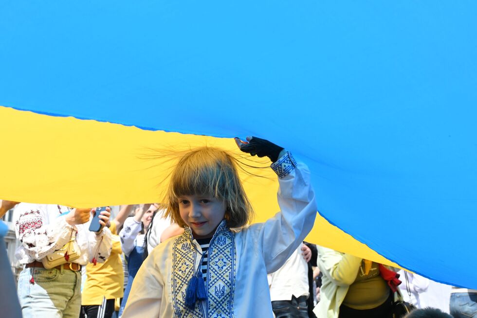 "Слава и мир Чехии!", "Слава ВСУ!" Тысячи украинцев вышли на парад вышиванок в Праге. Фоторепортаж 23