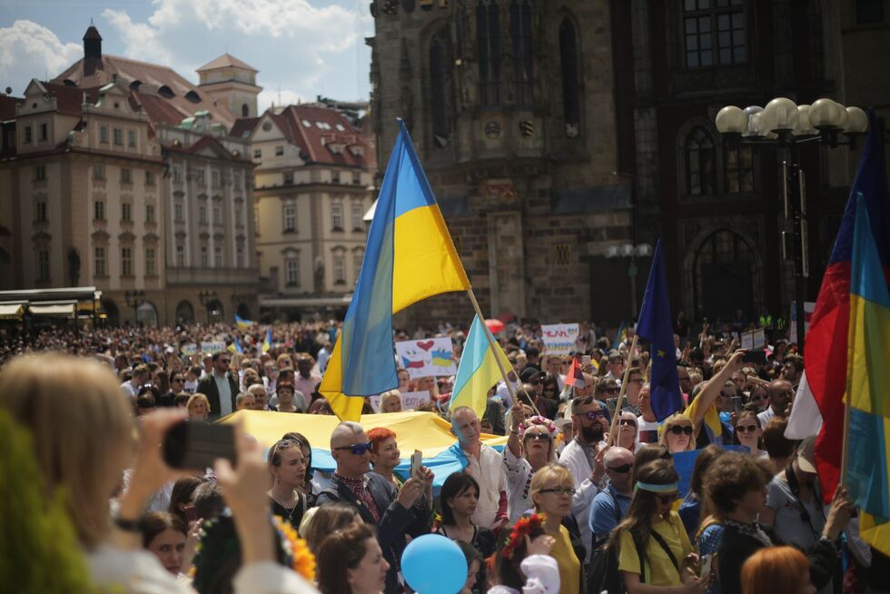 "Слава и мир Чехии!", "Слава ВСУ!" Тысячи украинцев вышли на парад вышиванок в Праге. Фоторепортаж 25