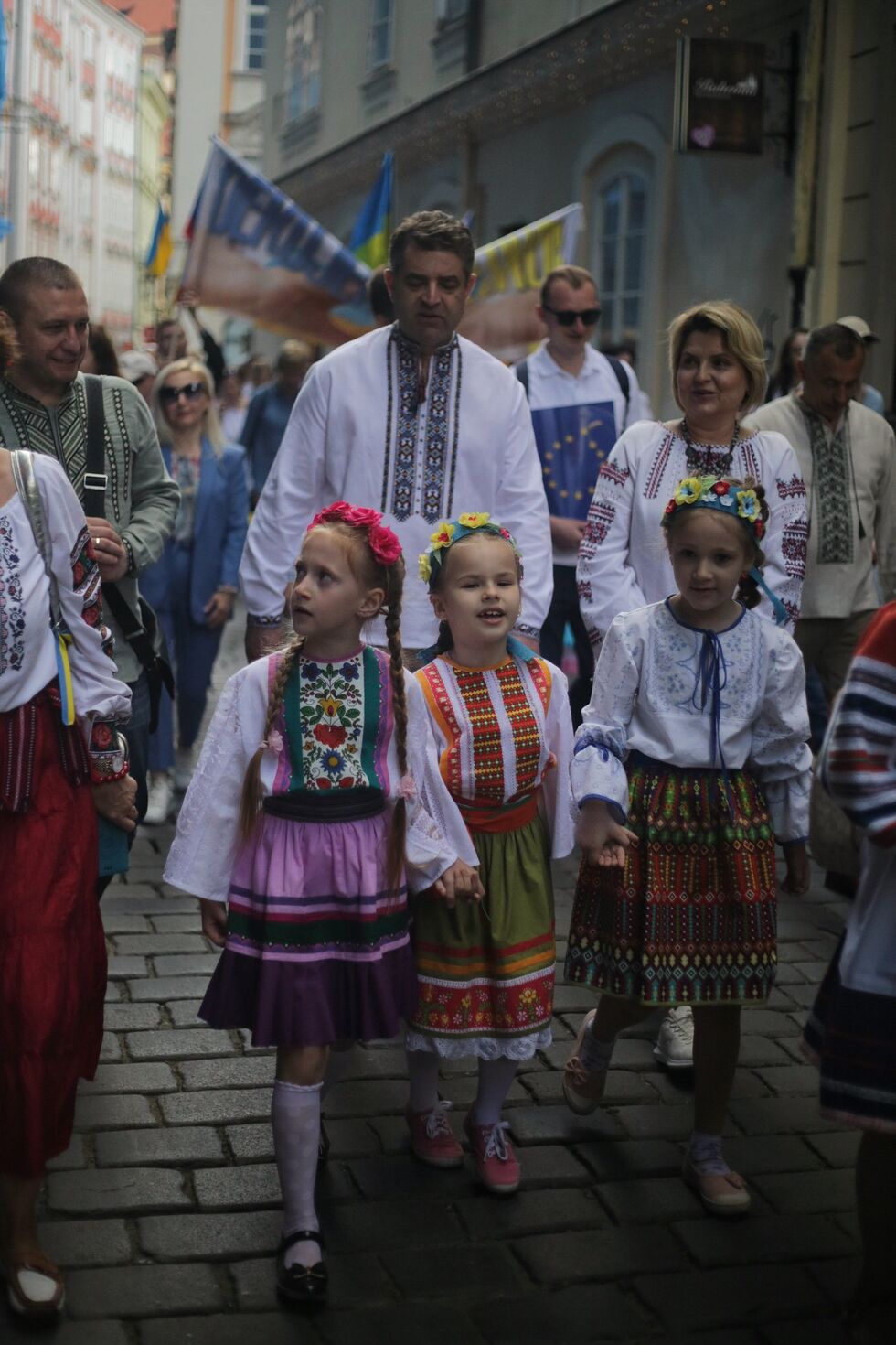 "Слава и мир Чехии!", "Слава ВСУ!" Тысячи украинцев вышли на парад вышиванок в Праге. Фоторепортаж 26
