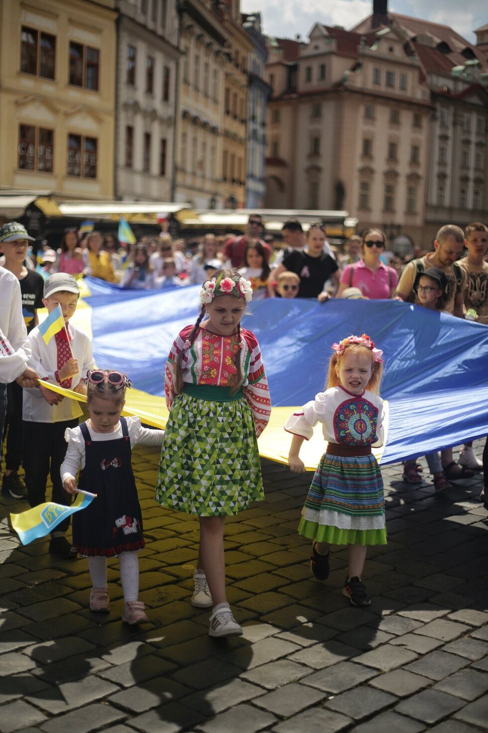 "Слава и мир Чехии!", "Слава ВСУ!" Тысячи украинцев вышли на парад вышиванок в Праге. Фоторепортаж 27