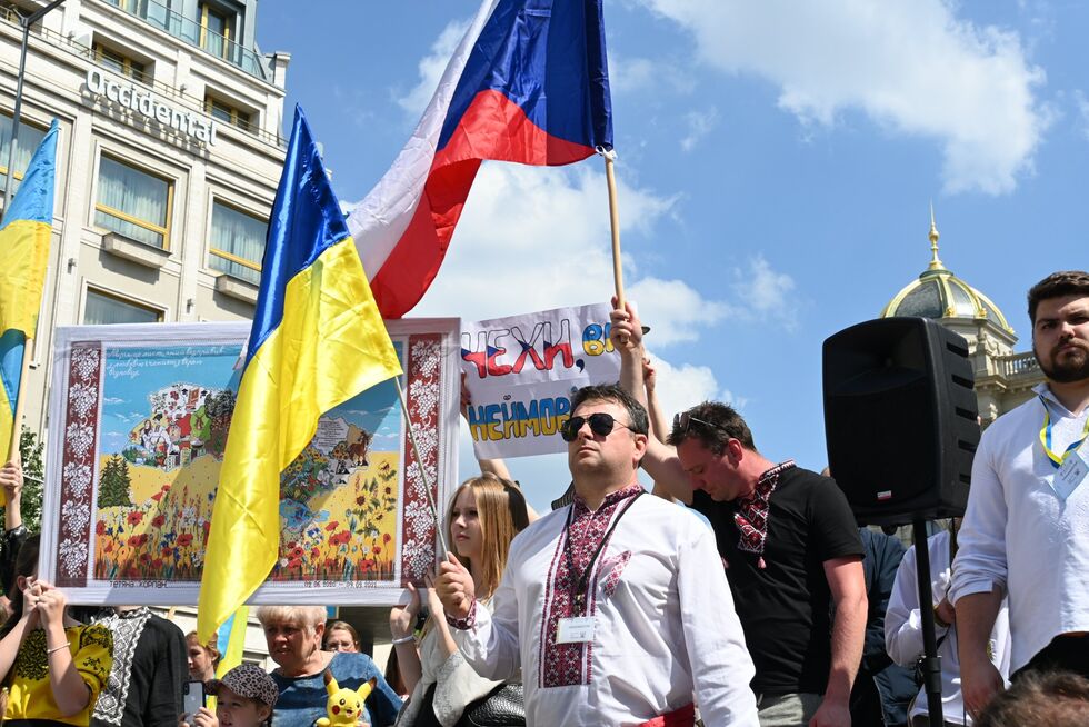 "Слава и мир Чехии!", "Слава ВСУ!" Тысячи украинцев вышли на парад вышиванок в Праге. Фоторепортаж 28