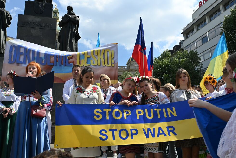 "Слава и мир Чехии!", "Слава ВСУ!" Тысячи украинцев вышли на парад вышиванок в Праге. Фоторепортаж 29