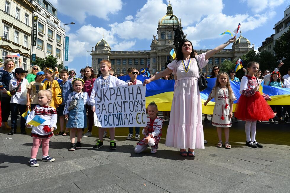 "Слава и мир Чехии!", "Слава ВСУ!" Тысячи украинцев вышли на парад вышиванок в Праге. Фоторепортаж 31