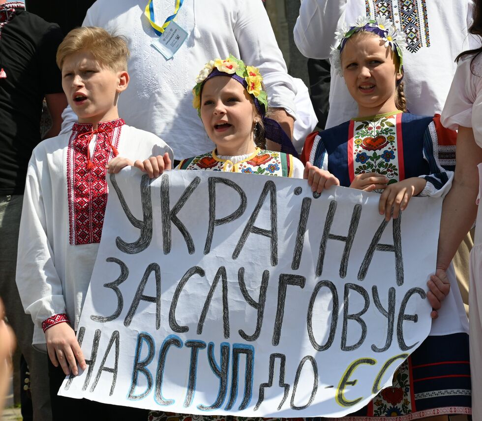 "Слава и мир Чехии!", "Слава ВСУ!" Тысячи украинцев вышли на парад вышиванок в Праге. Фоторепортаж 33