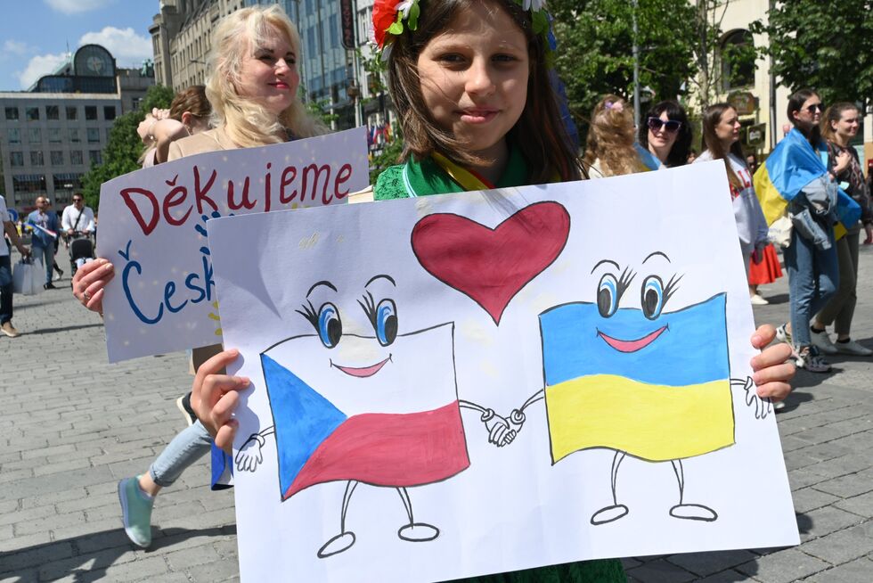 "Слава и мир Чехии!", "Слава ВСУ!" Тысячи украинцев вышли на парад вышиванок в Праге. Фоторепортаж 34